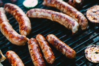 Bratwürste auf Grill